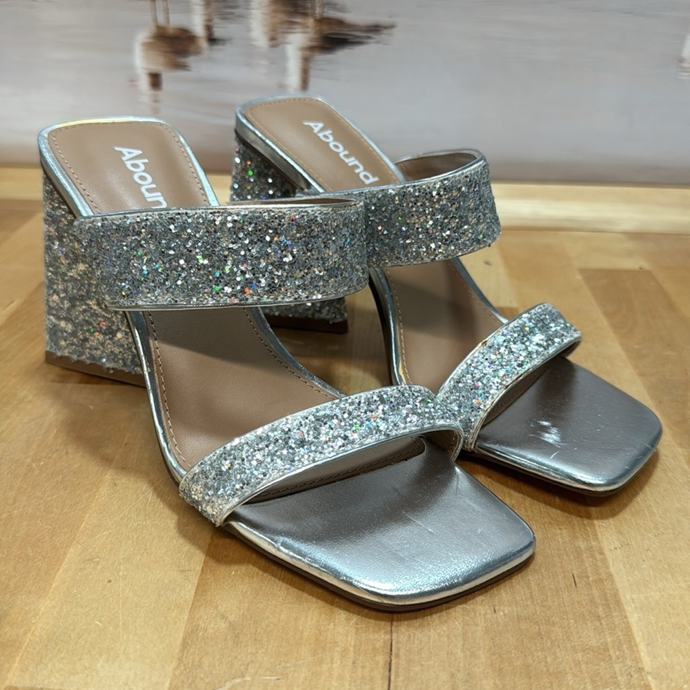 ABOUND SILVER SANDALS 5.5